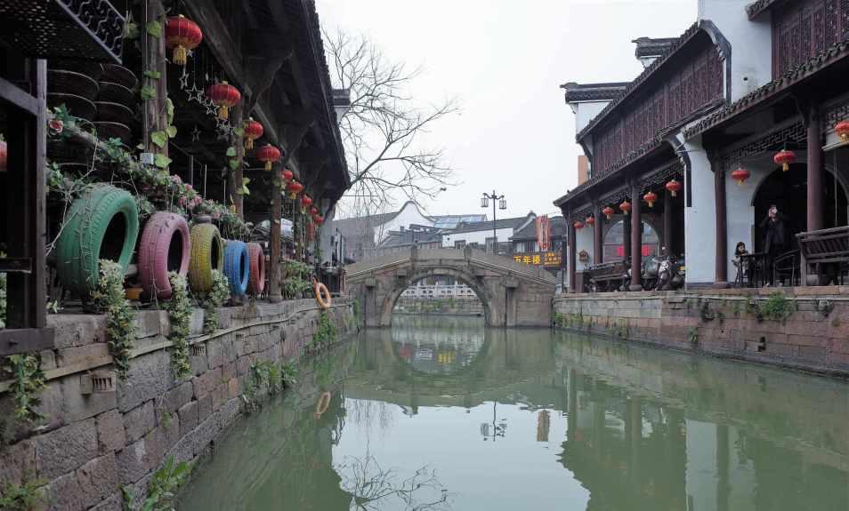 《摇滚狂花》彭莱与白天都无比叛逆，原生家庭不幸福的人都是这样的吗？